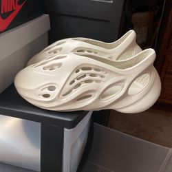 yeezy foam runner Sand SIZE 10 MENS