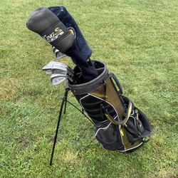 Titleist Full Set Of Men’s Right Hand Golf Clubs With Graphite Shafts