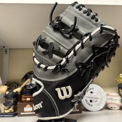 Wilson A2000 1617 12.5” RHT First Base Mitt