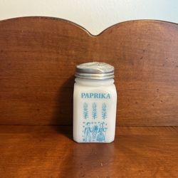 Vintage Pyrex Amish Butterprint Inspired Paprika Shaker Just under 3.5” tall 