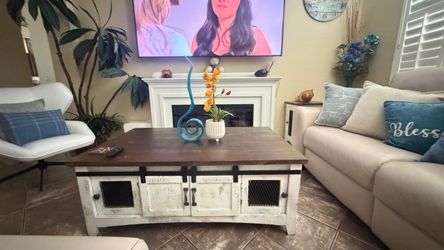 Beautiful white distreesed Pueblo coffee table in excellent condition