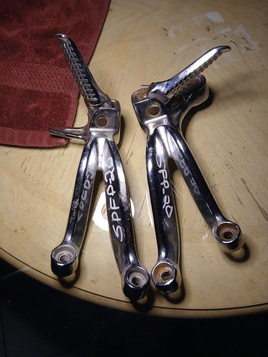 01-03 Suzuki GSXR 600 750 Oem Passenger Foot Peg Rests In Chrome
