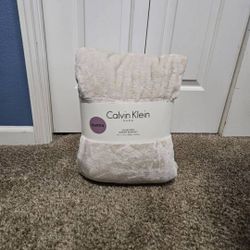 New Queen Calvin Klein fleece blanket. 98" x 92". Color is cream with a hint of pink.
