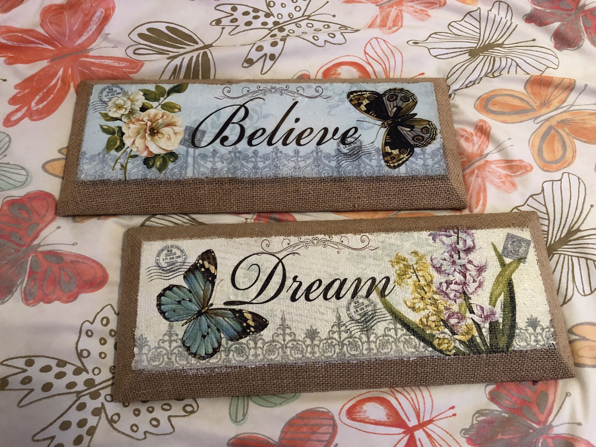 Two Wall Hanging Signs “Dream & Believe”