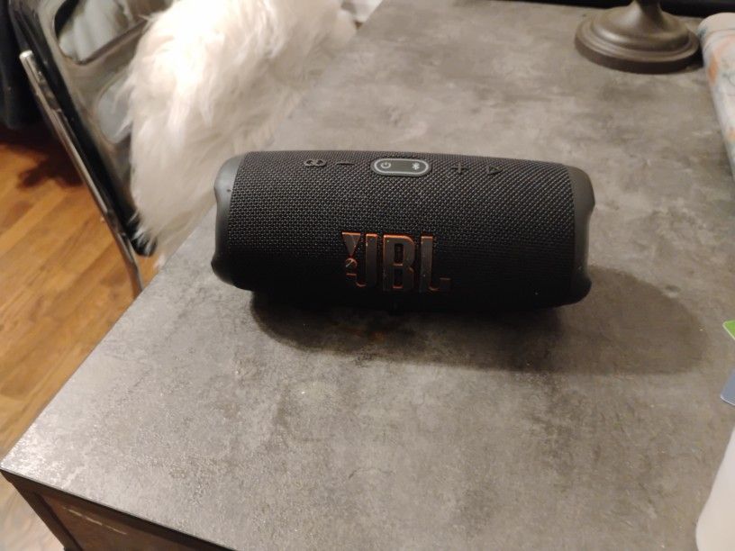 JBL Charge 5 Speaker With Charger