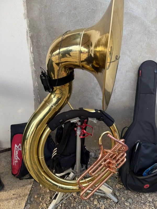 Grupo Sierreño con Tuba