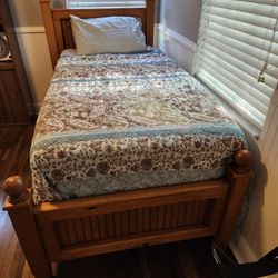 SOLID WOOD TWIN BED FRAME 