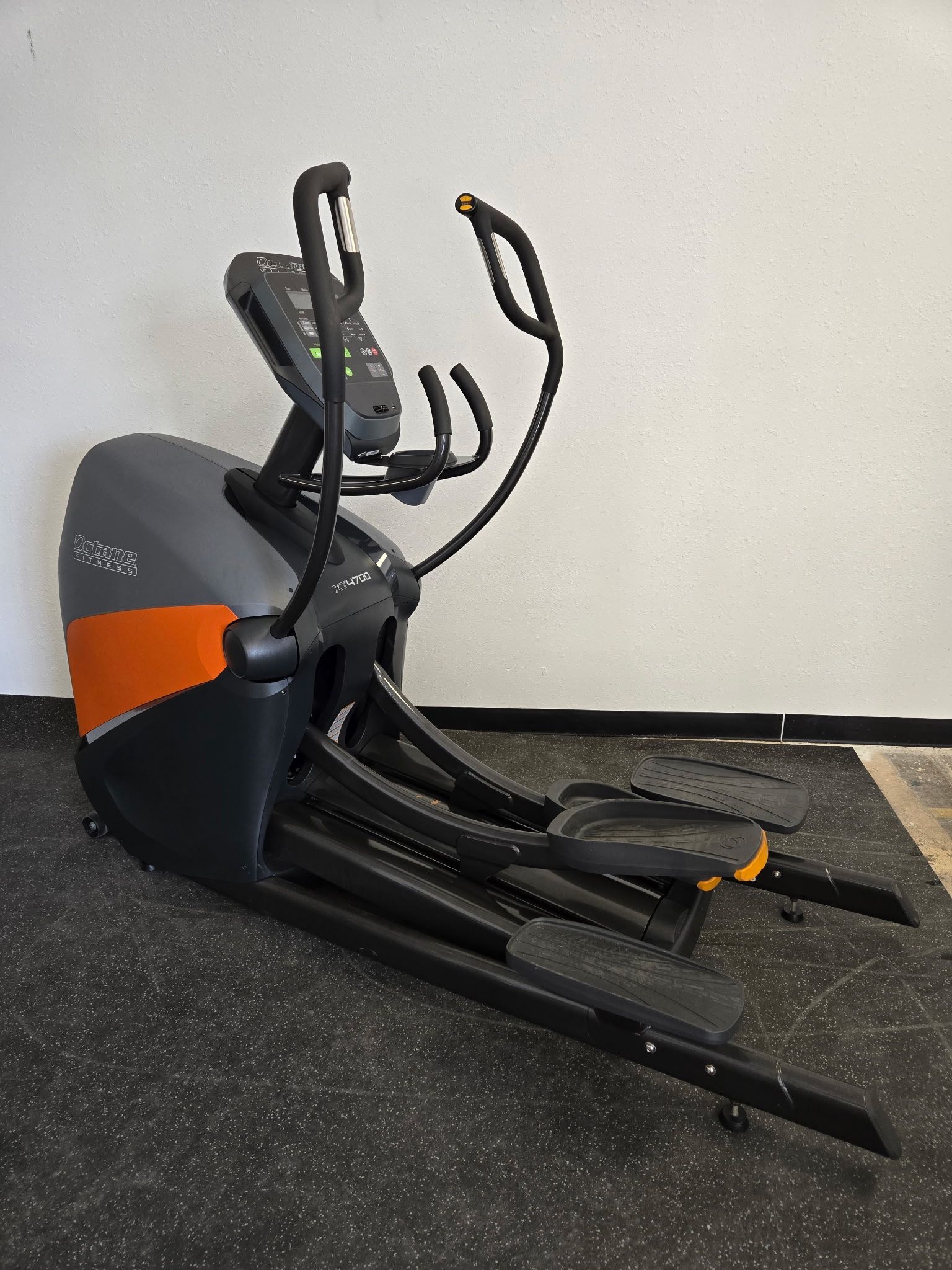 Octane Fitness XT-4700 Elliptical Cross Trainer