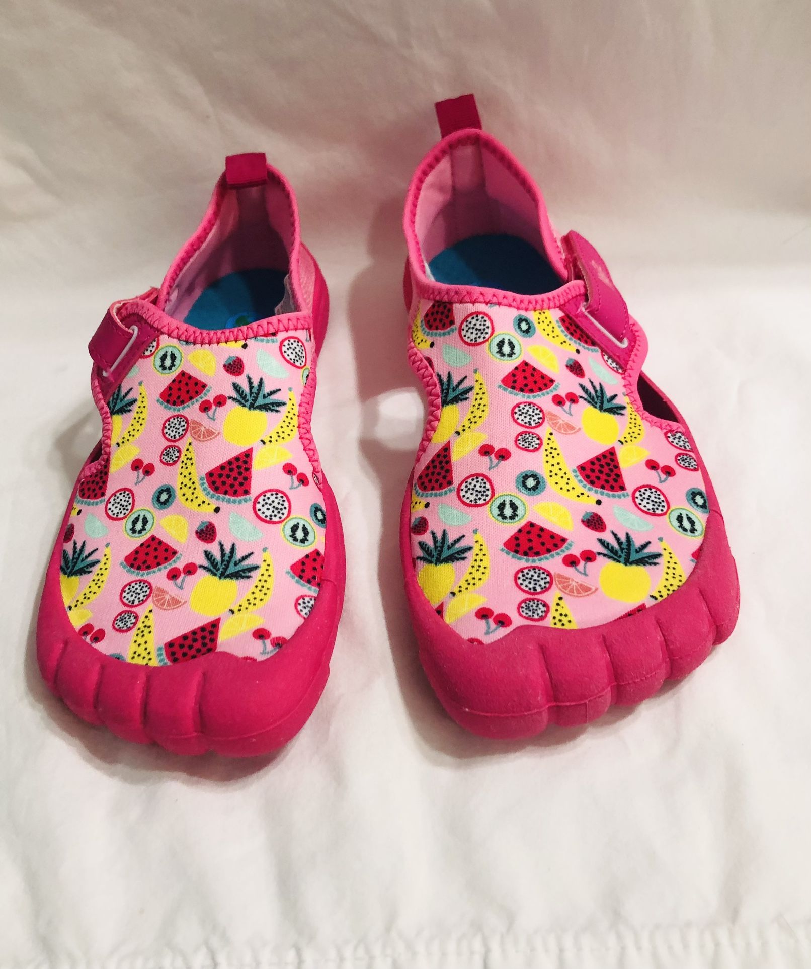 NewtZ girl water shoes Velcro closures snug tab bumped toe pink multi fruits.2/3