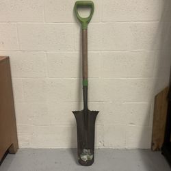 ANTIQUE WOOD AND STEEL WORK SHOVEL (MADE BY AMES)