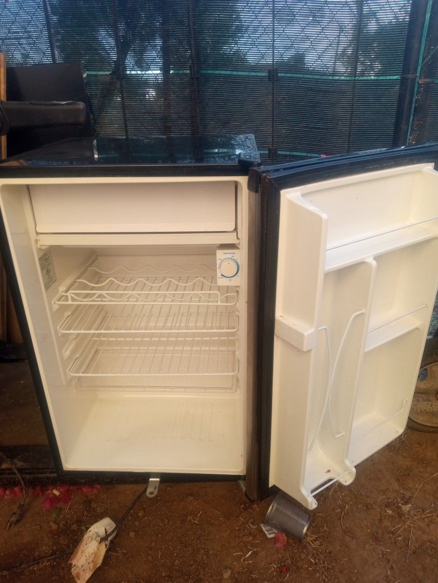 Mini Fridge (GE)
