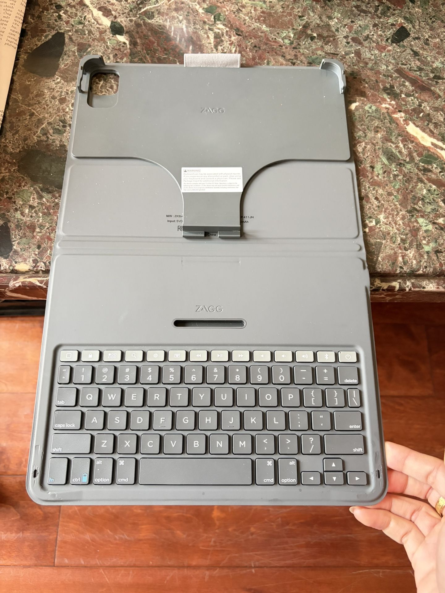 Zagg keyboard for ipad pro 1-2-3-4 gen (11 inches) or ipad air 4-5th gen.