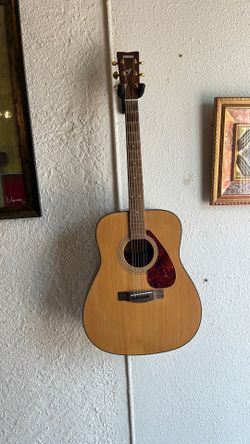 Guitar - Yamaha F335 + guitar hanger