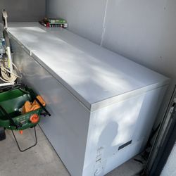 Frigidaire Chest Freezer (White) 1