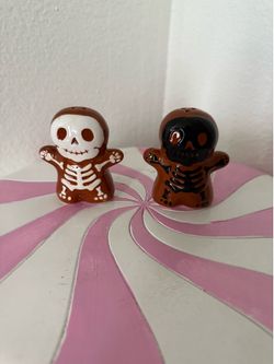SPOOKY GINGERBREAD MAN SALT & PEPPER SHAKERS