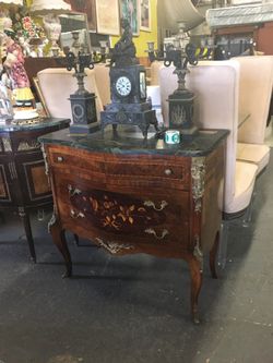 Reloj antiguo con candelabros