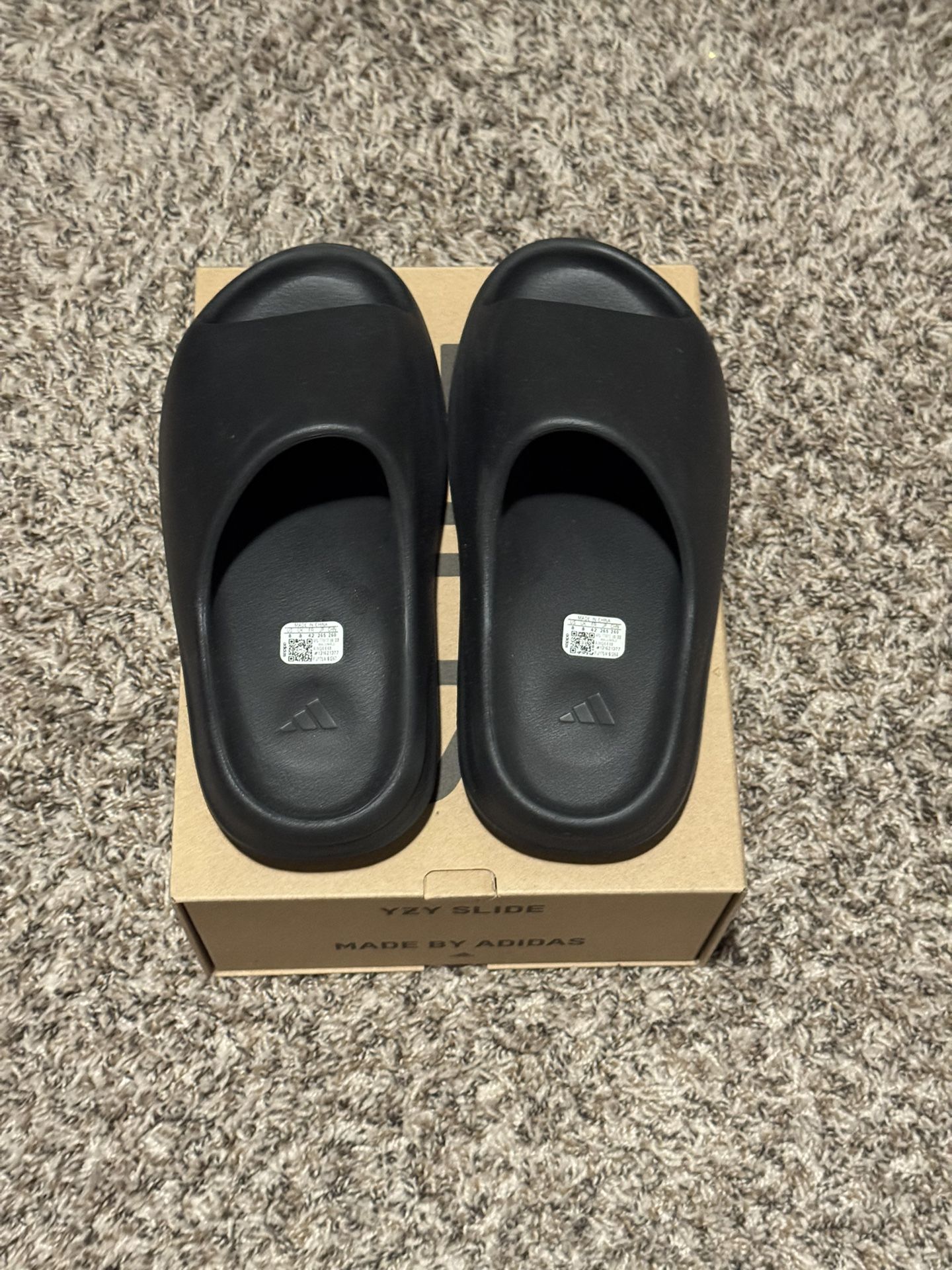 Onyx Yeezy Slide Adidas(size 8)