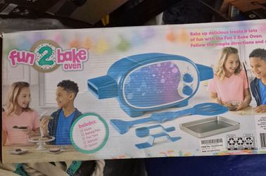New Open Box Fun 2 Bake Oven set in blue. This kit includes a toy oven, a metal baking pan, a pan tool, a spatula, and a spoon. The item is in its ori