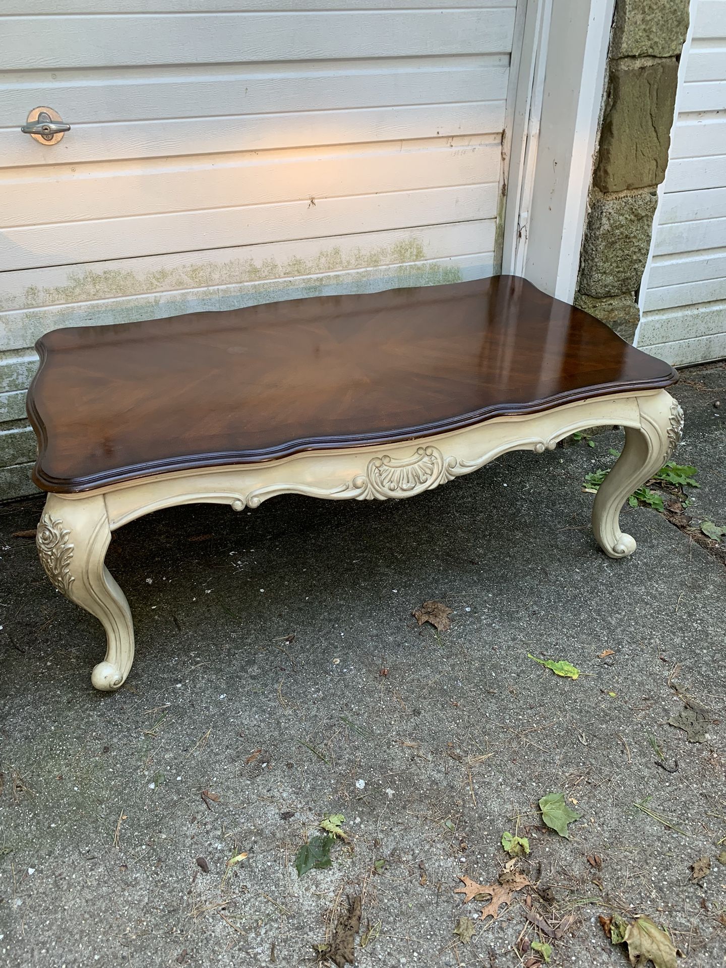 Beautiful Coffee Table In Long Island Great Neck