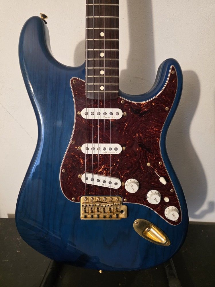 Fender Guitar MIM Deluxe Series Noisless Pickups.