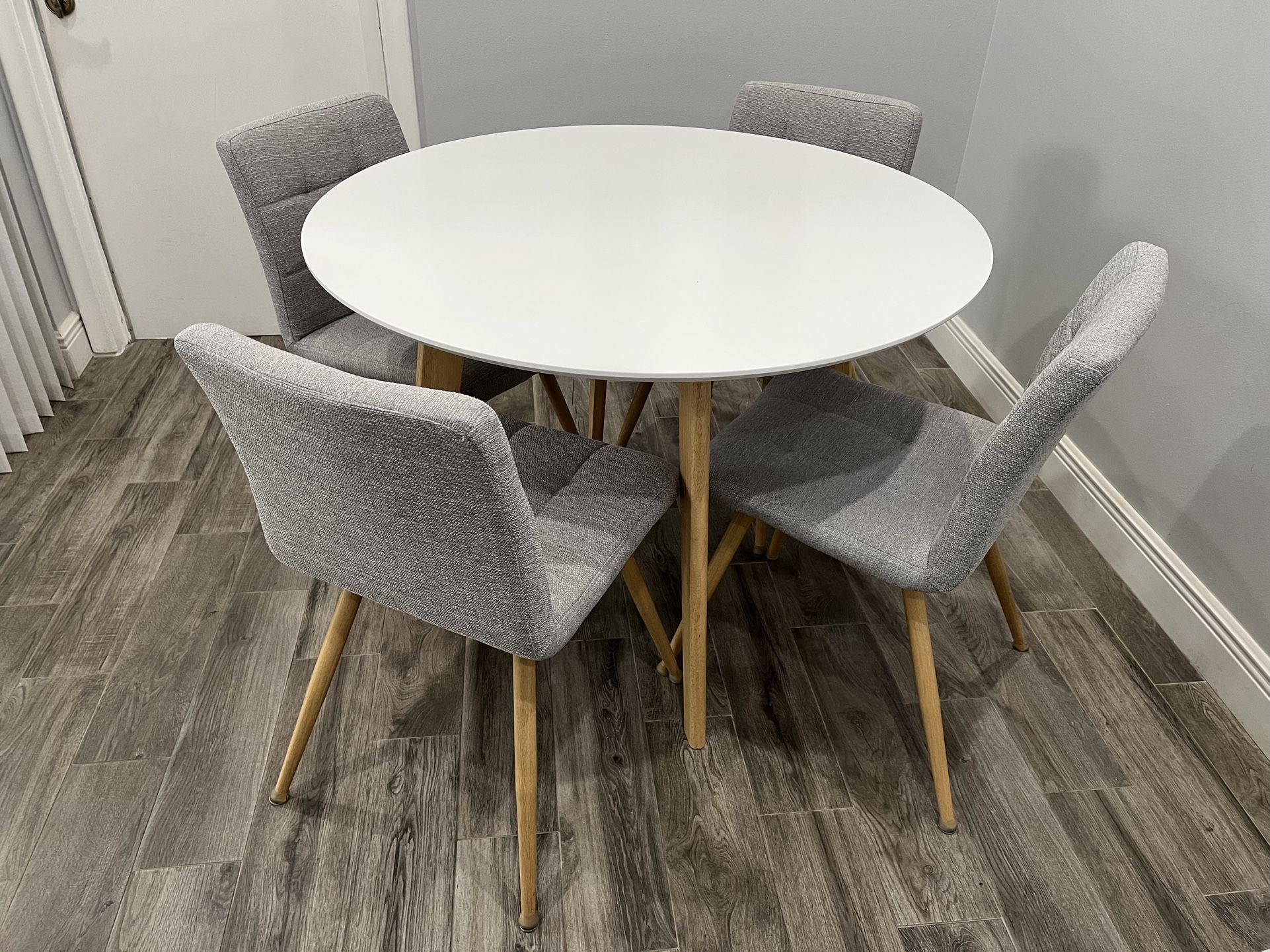 Breakfast Nook Table And 4 Chairs