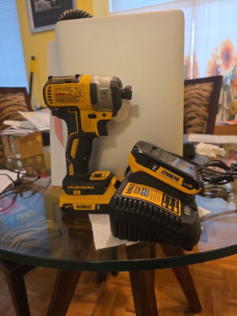 Dewalt DCF887 Impact Driver W/2 Batteries & Charger 