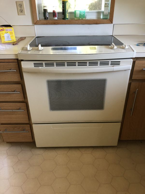 Kitchenaid slide in range. Convection glass top for Sale in Seattle, WA