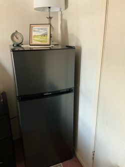 Frigidaire compact refrigerator/freezer 4.5 cu. Ft. (Glendale)