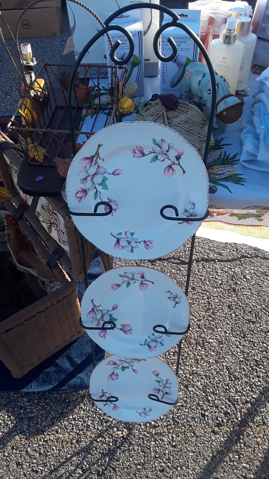 Plate decor holder and matching plates