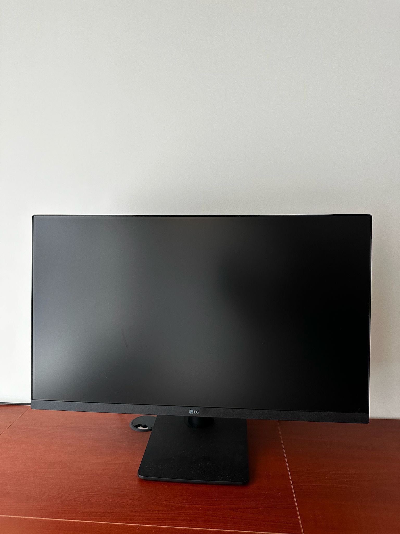 LG 27” Full HD Monitor – Crisp Display, Excellent Condition!