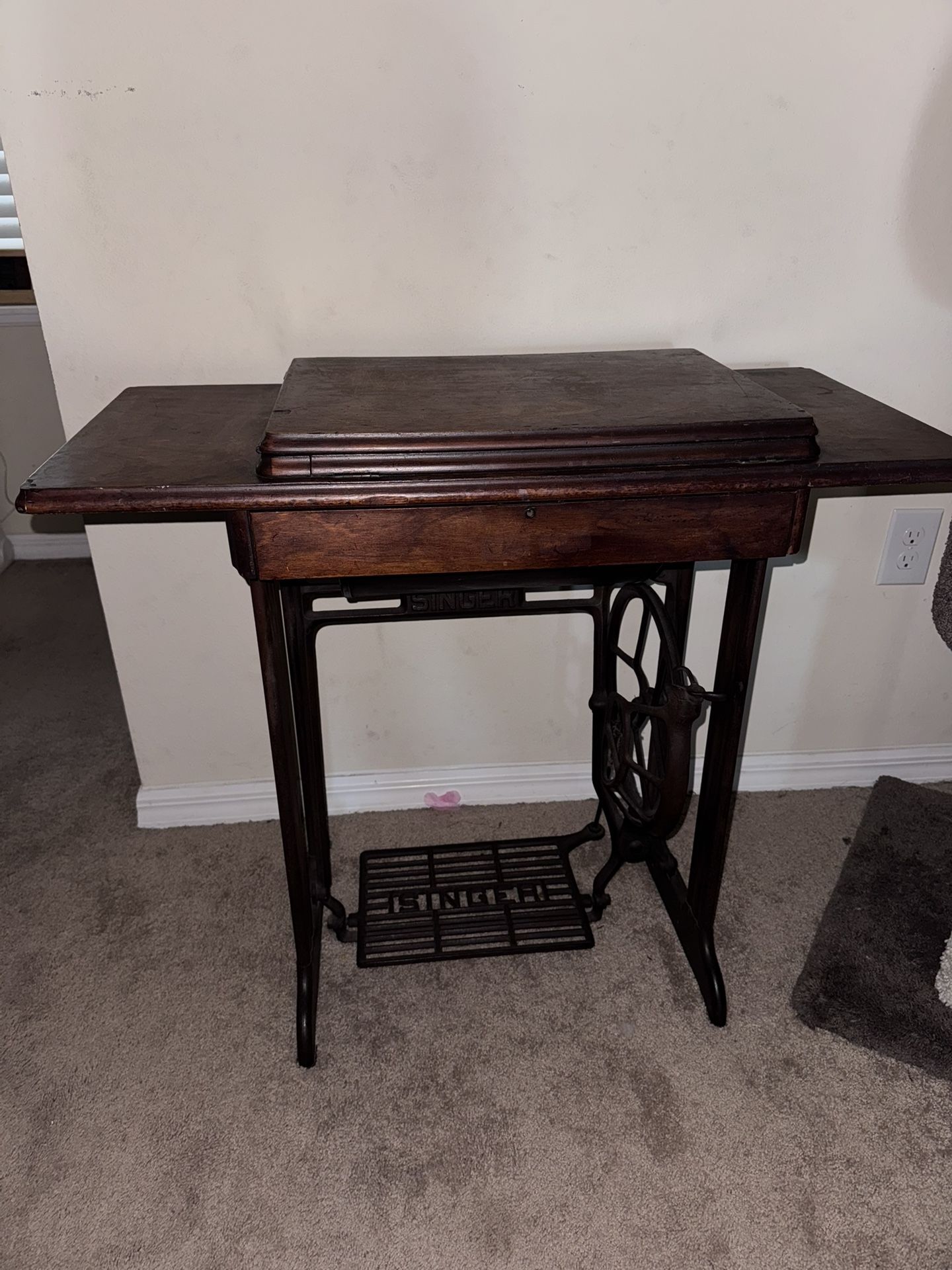 Vintage Sewing Machine 