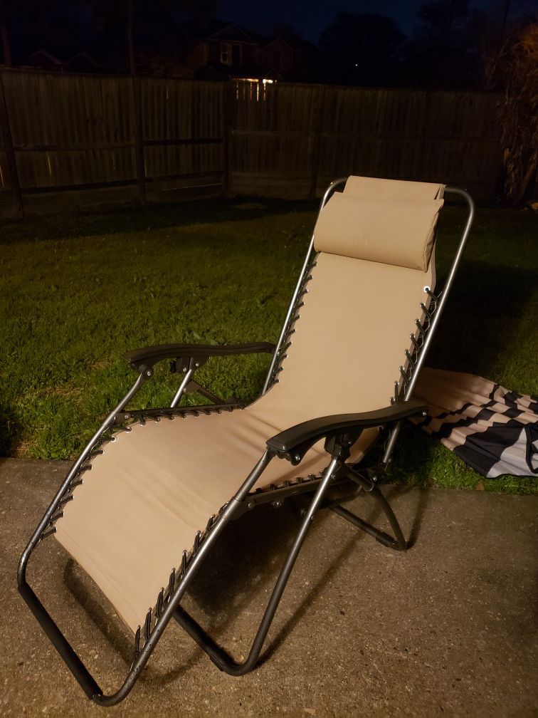 Zero gravity reclining lawn chair