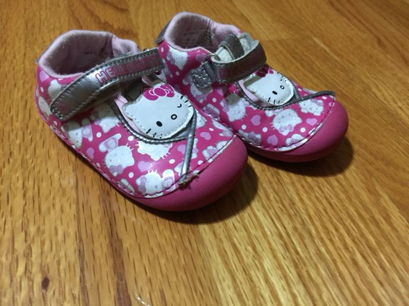 Girls stride rite pink hello kitty shoes size 5 n great condition