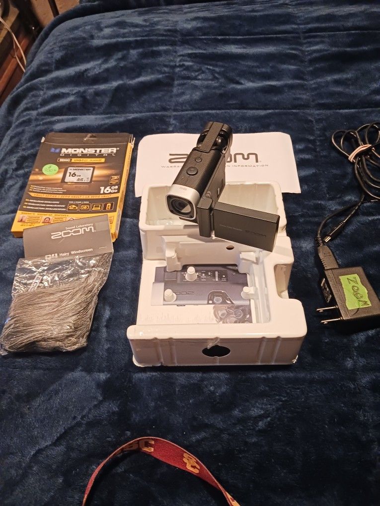 Zoom Q4 Handy Video Recorder And Extras 