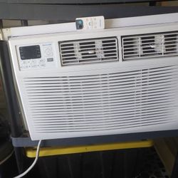 Super Large A/C 2500 BTU Cool Living