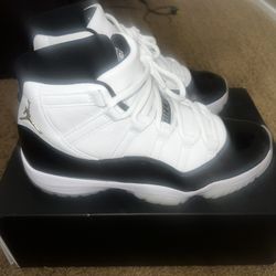 Jordan 11 Black & White Size 9.5