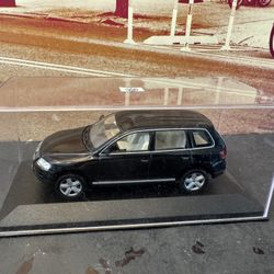 1:43 Scale 2003 Volkswagen Touareg Diecast Car with Display Case.