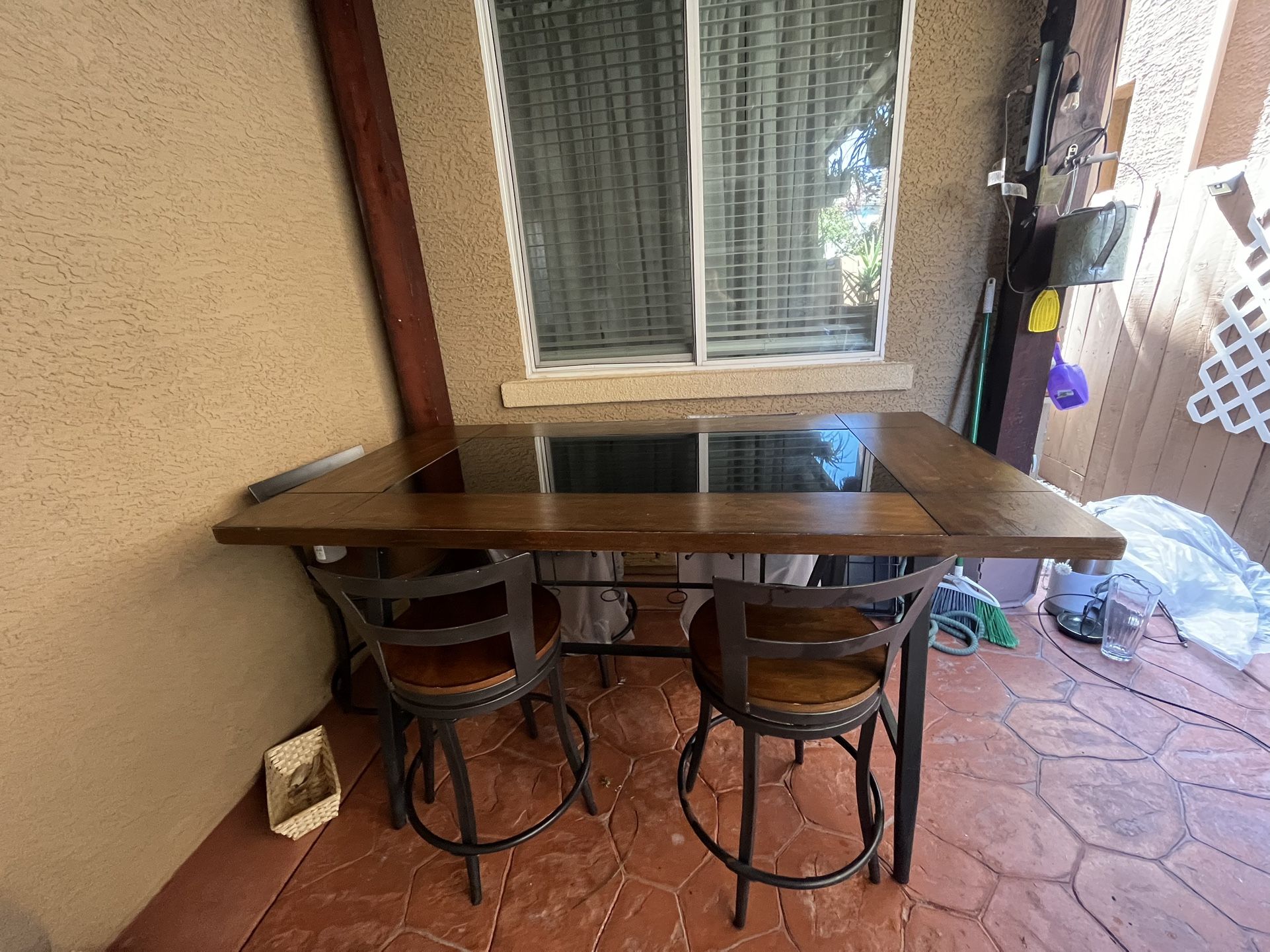 Meza con cinco stools