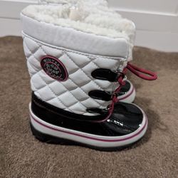 Toddler Girl Totes White Snowboots Size 9 .....$15 Cash Firm