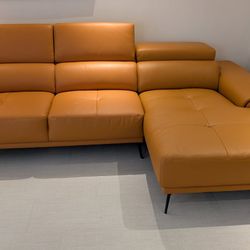 New Luxury Leather Sectional Couch / Free Delivery 