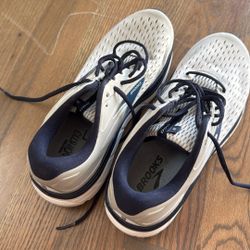 Books Tennis Shoes Size 10