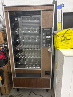 Used Snack Vending Good condition (2keys
