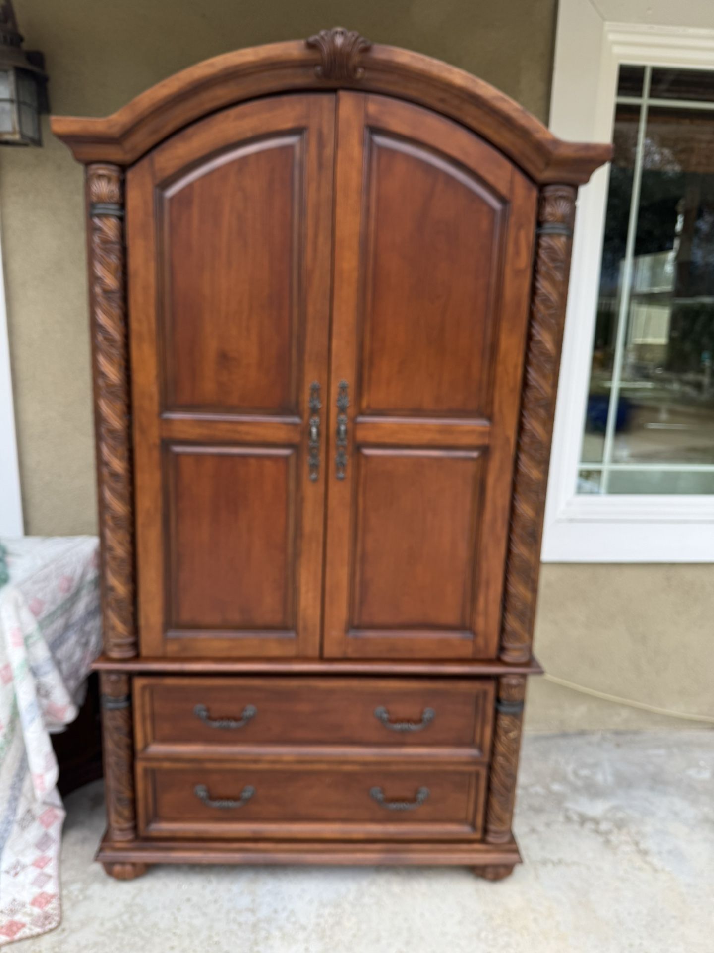 Large TV Or Dresser/Armoire. 