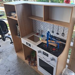 WOODEN TOY KITCHEN 