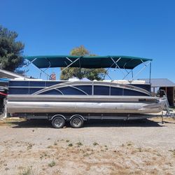 2003 Crest Tritoon 28 Foot