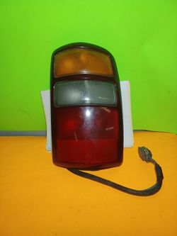 GMC YUKON / CHEVY TAHOE PASSENGER TAIL LIGHT