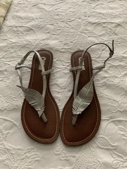 Cute size 6.5 silver leaf sandals