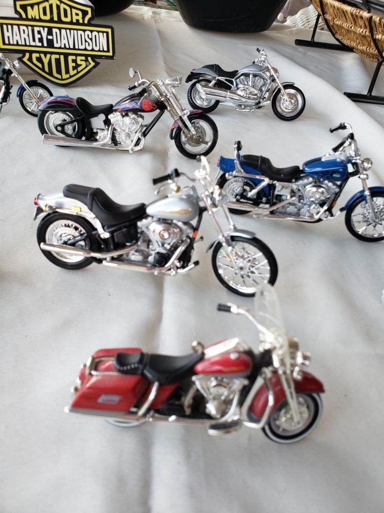 Harley Davidson. 11 motos, 1 lonchera ,2 letreros y 1 cuchara coleccionable