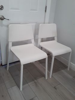 2 Chairs White 