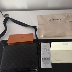 Louis Vuitton District PM messenger bag
